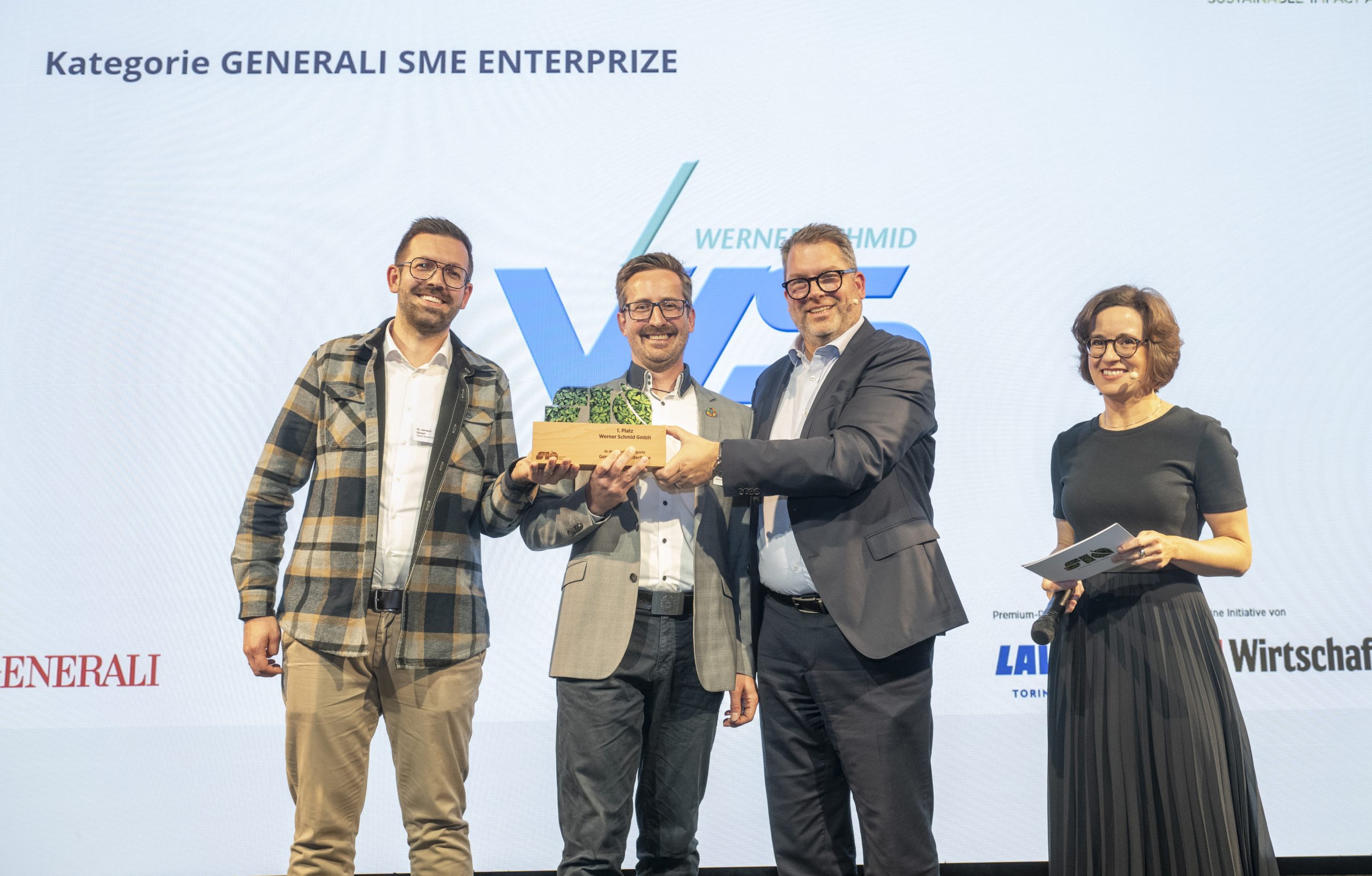 Den Preis für Werner Schmid nahmen Dr. Janosch Günzel (links), Energiemanagement-Beauftragter des Unternehmens und Matthias Hauß, Geschäftsführer und Umweltmanagement-Beauftragter, entgegen.